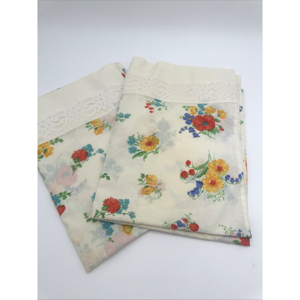 2 Vintage White Floral Lace Stevens Utica Pillowcases EUC